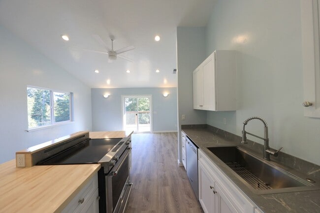 Building Photo - 287-247 S Westhaven Dr