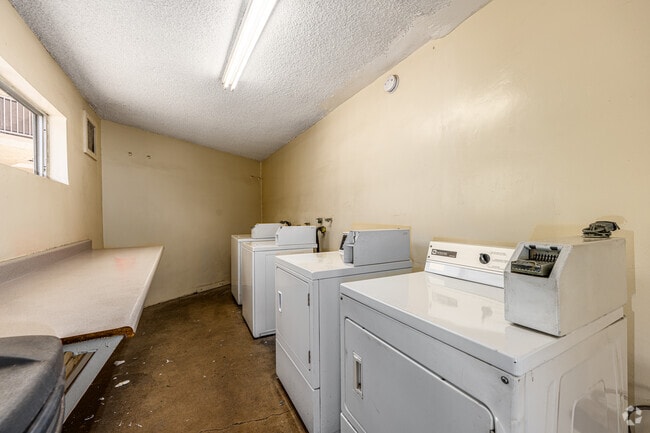 Laundry - 2841 Montrose Ave