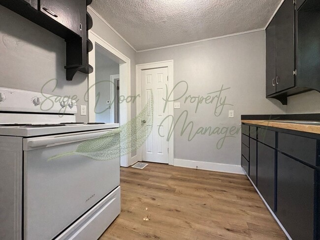 Building Photo - CHARMING UPDATED BUNGALOW!!!!
