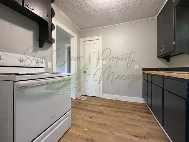 Foto del edificio - CHARMING UPDATED BUNGALOW!!!!