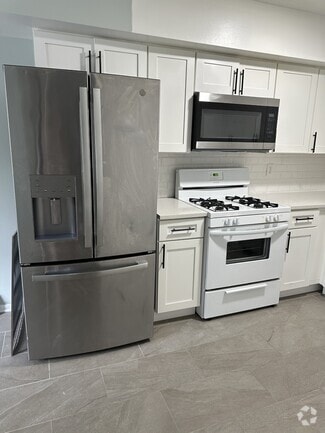 Building Photo - 598 Belmont Ave