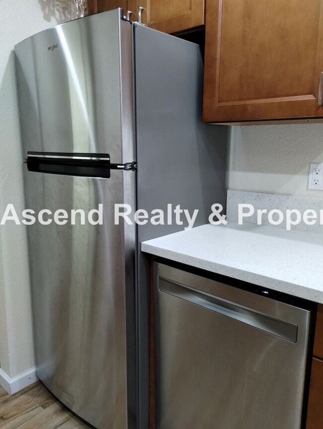 Foto del edificio - Price Reduced! Beautifully Updated 2 Level...
