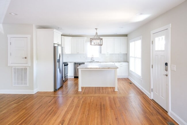 Building Photo - 3 Bedroom, 3 Bath House in Prime Augusta C...
