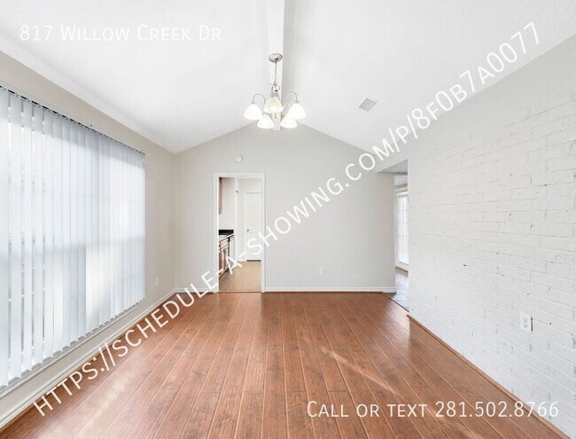 Building Photo - 817 Willow Creek Dr