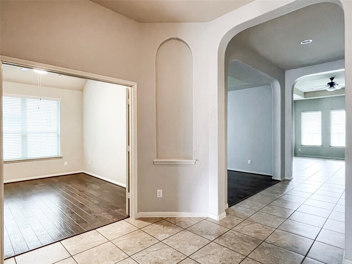 Foto del edificio - 6121 Norwood Mills Ct