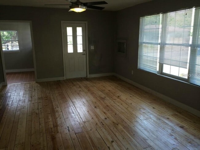 Building Photo - 514 W Plaza Pl