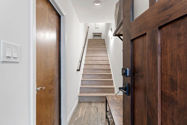 Foto del edificio - Beautifully Remodeled 3 bed, 3 baths 2 Car Garage