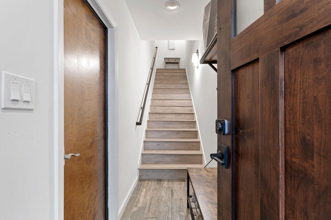 Building Photo - Beautifully Remodeled 3 bed, 3 baths 2 Car...