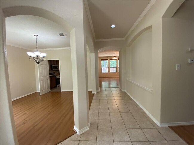 Building Photo - 6018 Sugar Bush Dr