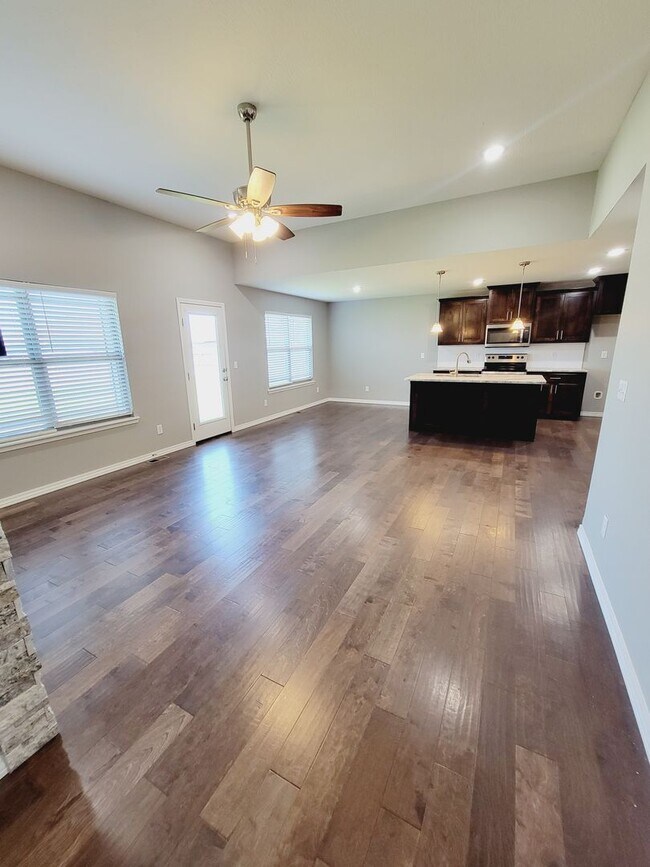 Building Photo - Rogersville - Newer - 4 Bed Room, 3 Car in...