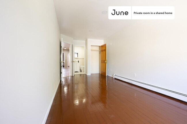 Foto del edificio - Room in Shared 4 bed/3 bath home
