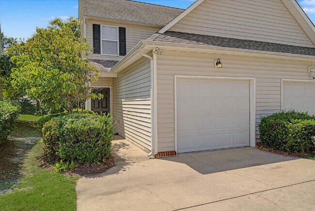 Building Photo - Townhome in Desirable Hedingham Community