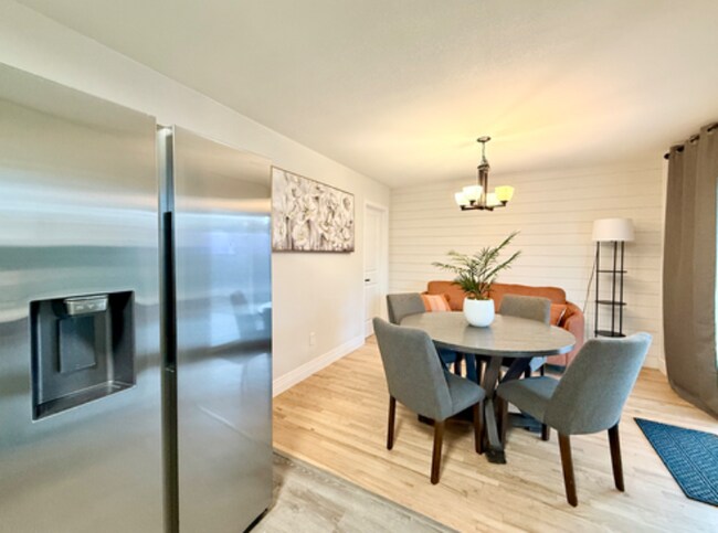 Foto del edificio - 9989 Dodge Dr