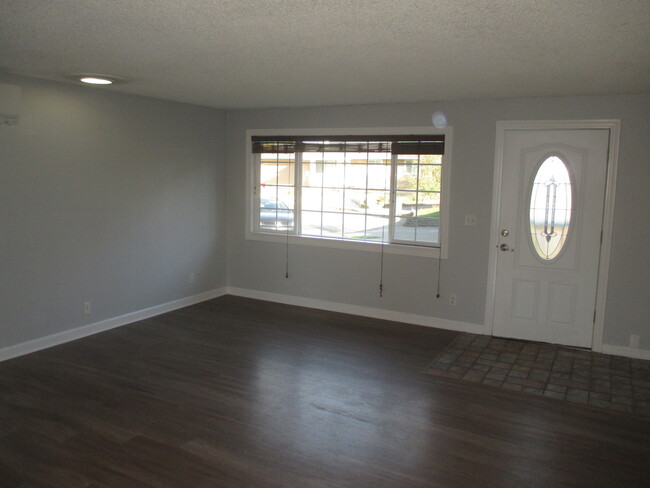 Foto del edificio - Updated Three Bedroom in North Salem, Land...