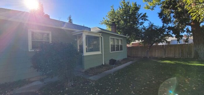 Building Photo - Beautiful, cozy 3 bedroom 2 bath house nea...