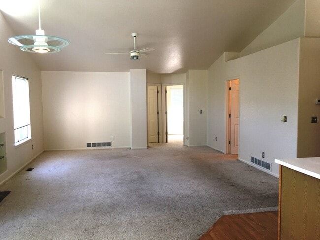 Building Photo - Modern Waneka Lake 4 Bedroom, 3 Bath Prett...