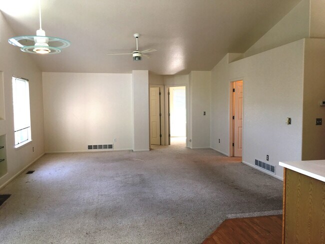 Foto del edificio - Modern Waneka Lake 4 Bedroom, 3 Bath Prett...