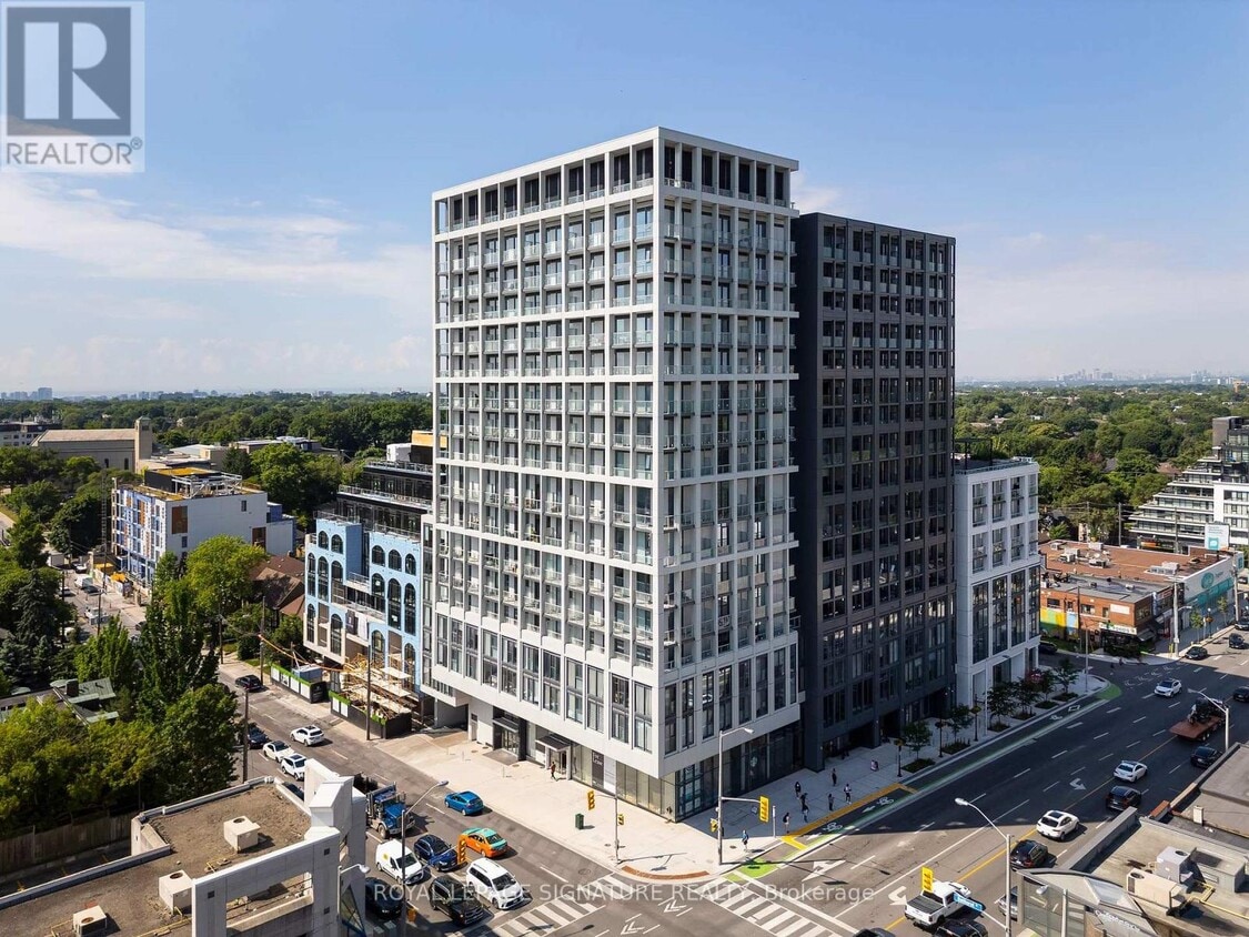 Primary Photo - 2020-2020 Bathurst St