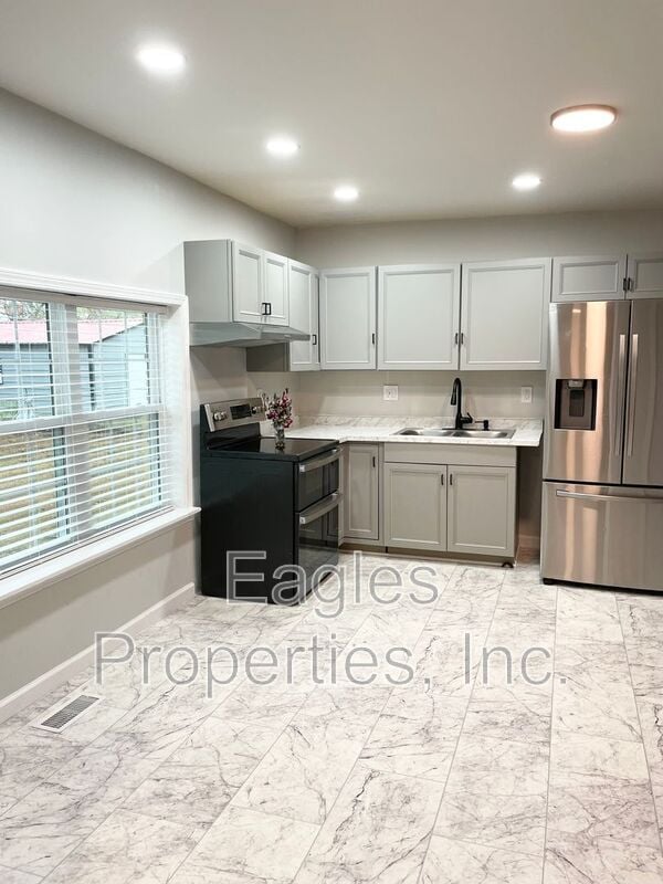 Building Photo - 104 Lane St