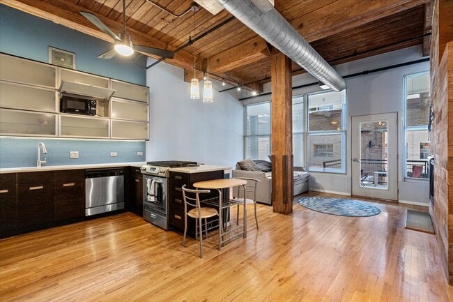 Photo - 1000 W Washington Blvd Apartment