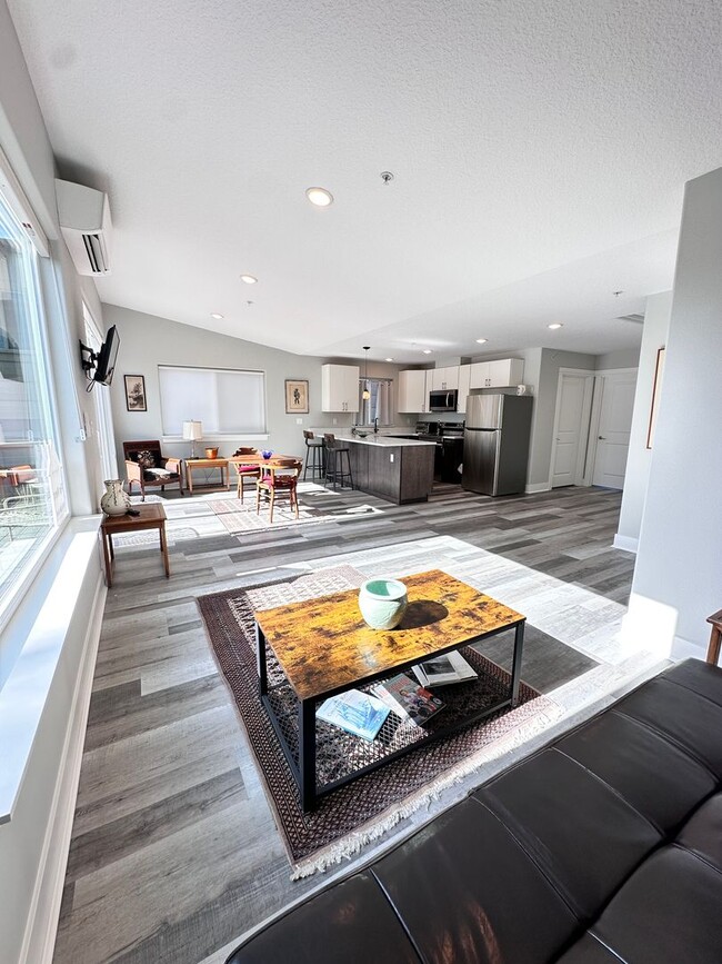 Foto del edificio - ***MOVE-IN SPECIAL***  Fully Furnished 2 B...