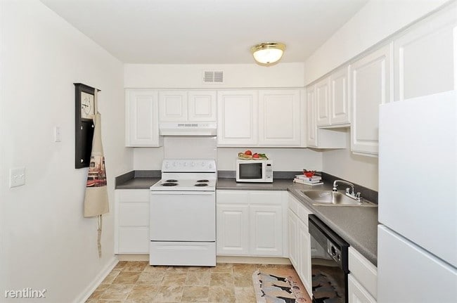 Building Photo - 4525 N Arlington Ave