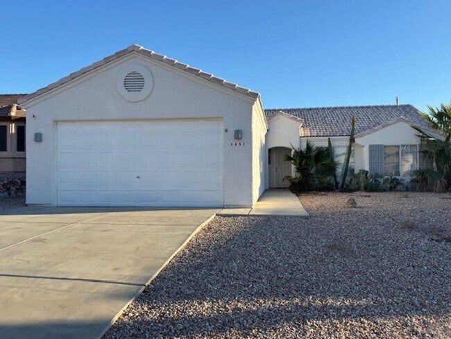Foto del edificio - Pool Home with 3Bedrooms +Bonus Room Bullhead Parkway-Desert Foothills Estates- Can Be "Furnished...