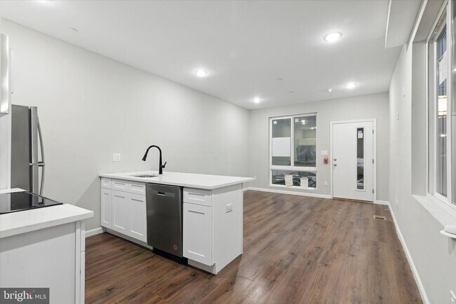 Building Photo - 1230 N Marshall Street Unit 1F