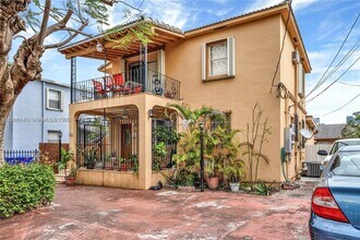 Building Photo - 935 SW 11th Ave