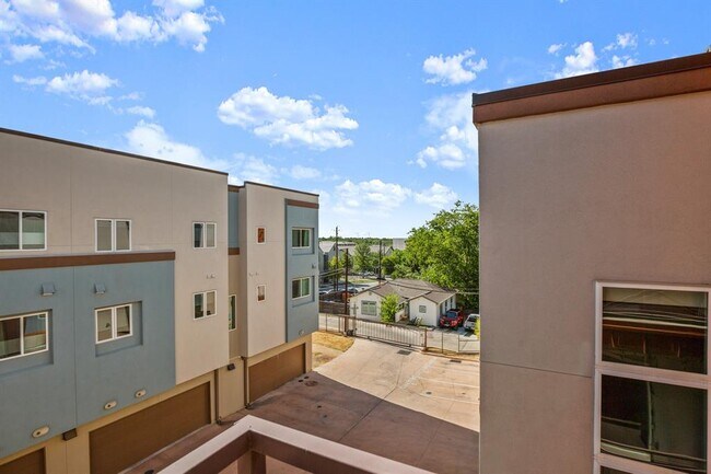 Foto del edificio - 2827 Manor Rd