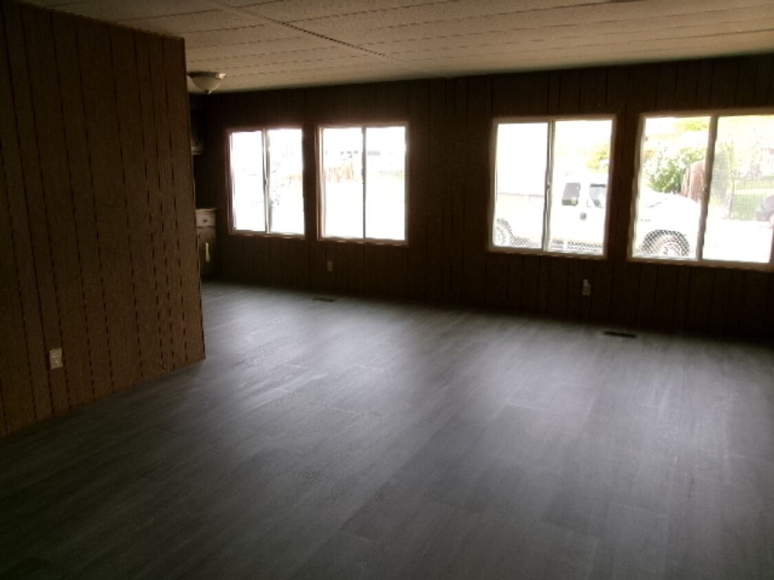 Foto principal - Large 1700 SF 3 bed 2 bath home