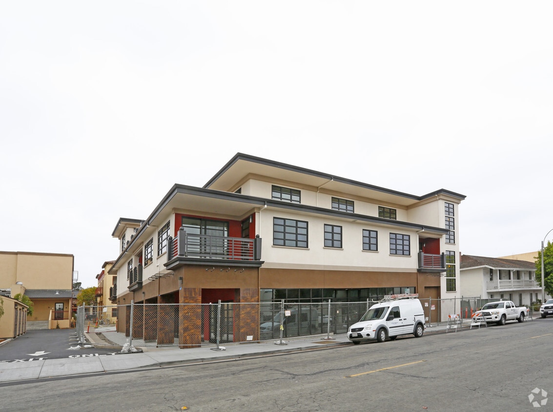 Building Photo - 478 Tyler St