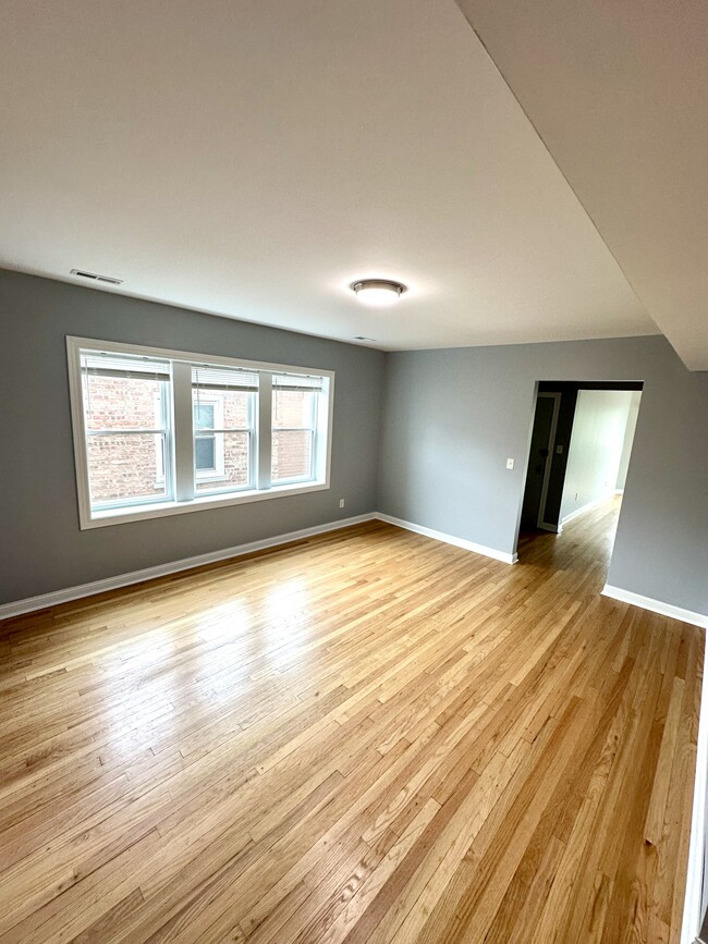 Building Photo - 6240 N Sacramento Ave