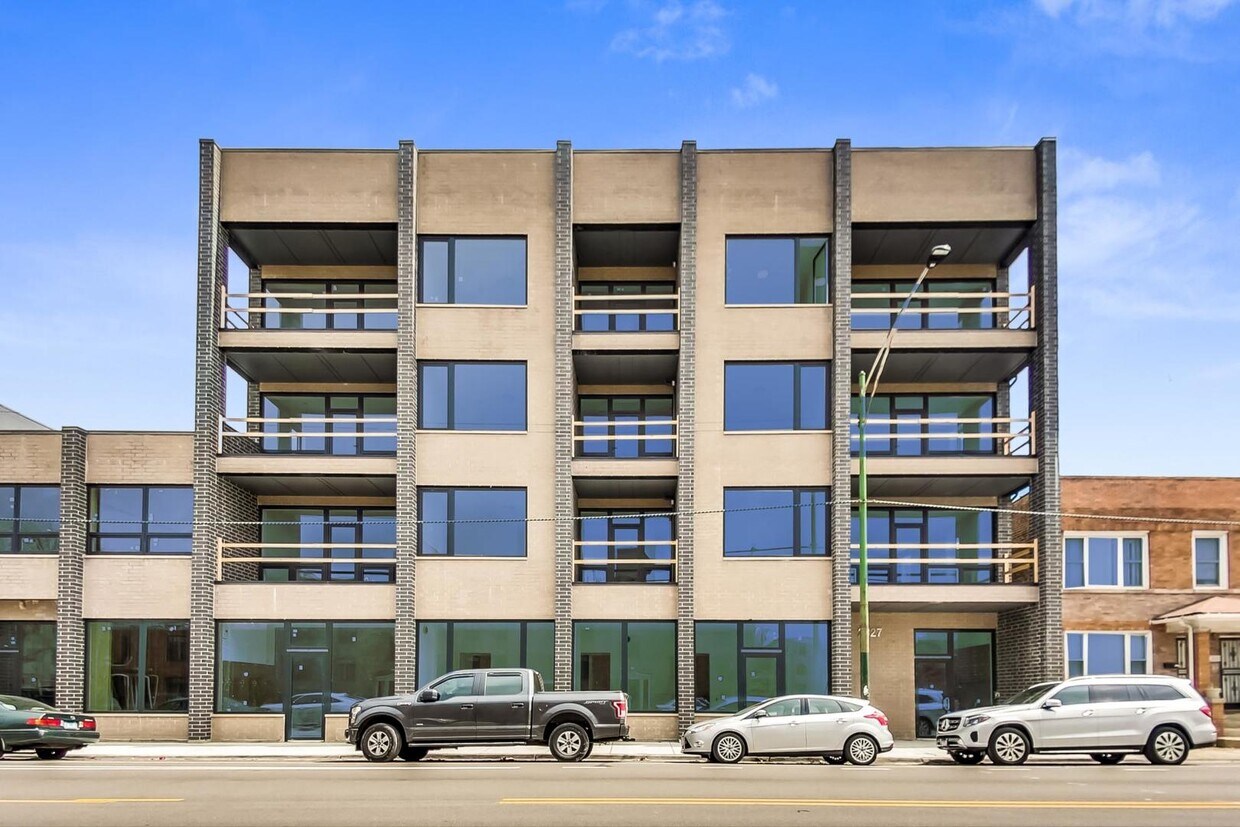 Primary Photo - 2829 N Clybourn Ave