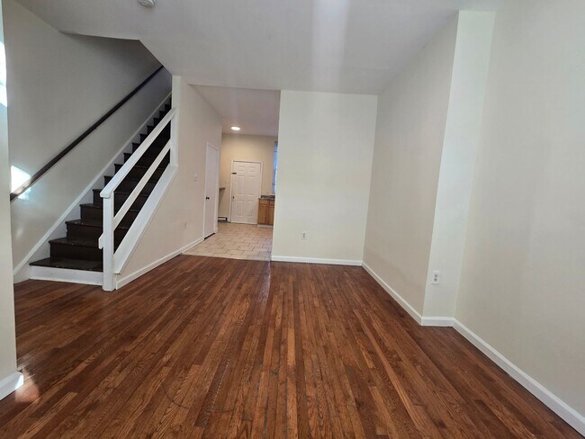 Foto del edificio - HUGE 3 BED 2 bath NEAR TEMPLE UNIVERSITY A...