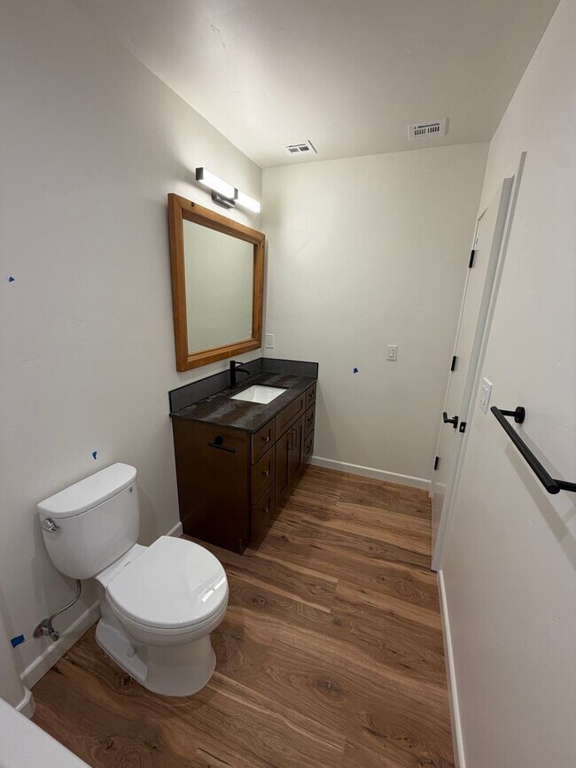 Foto del edificio - Beautiful Room for Rent in Newly Built Home
