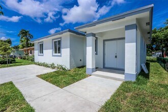Building Photo - 806 NW 5th Ave