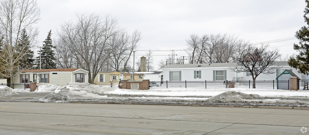 Primary Photo - 229 E Walton Blvd