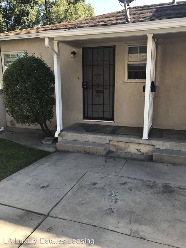 Primary Photo - 1233 N Hollywood Way