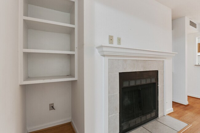 Building Photo - Vinings Condo Now Available!
