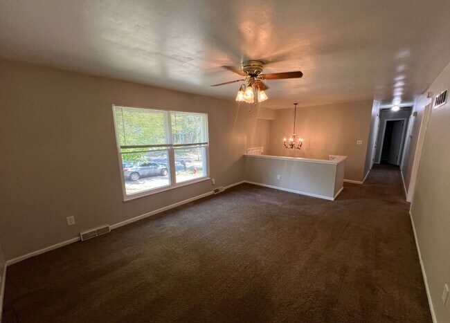 Foto del edificio - Quiet Cul-de-Sac Home with Bonus Room & Bi...