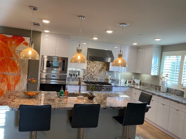Foto del edificio - Luxurious 2 Bedroom w/ Office in La Jolla ...