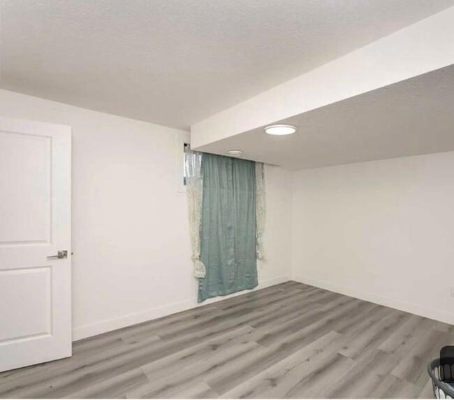 Building Photo - 956 W Lakeview Dr