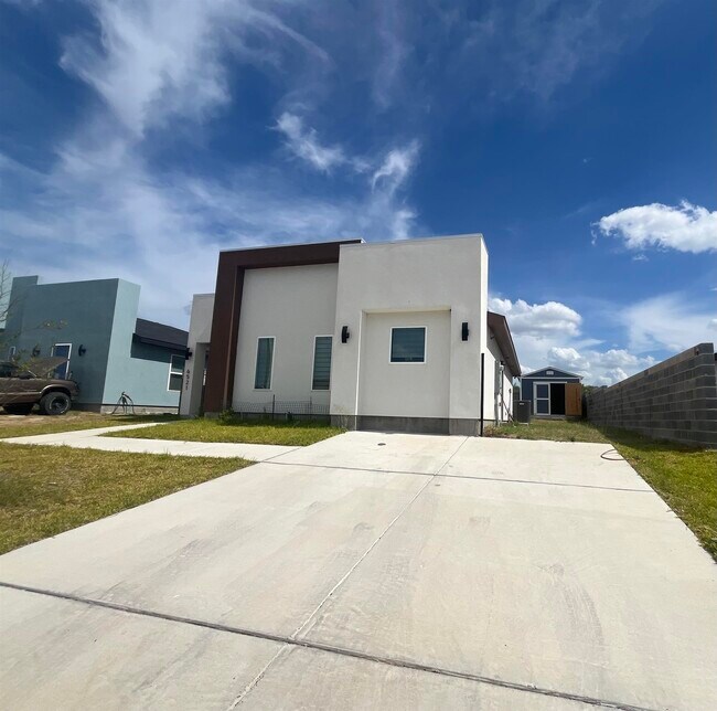 Foto del edificio - 6521 Adenia Loop