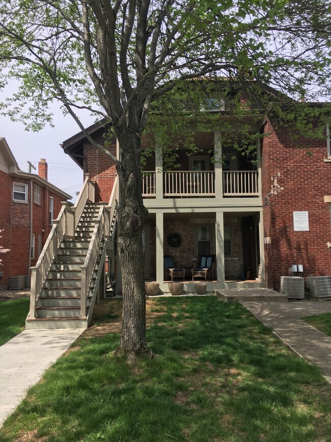 Parte trasera del edificio de cuatro apartamentos - 37 W Tompkins St