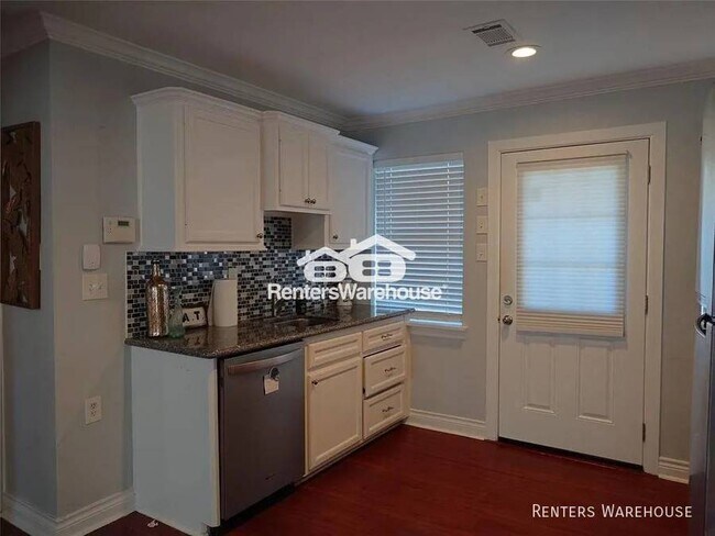 Building Photo - Beautiful 3 bedroom 1 bath cottage, fully ...