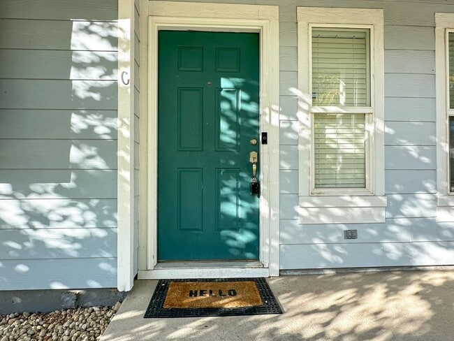 Foto del edificio - Beautifully Remodeled TownHome Near DIA
