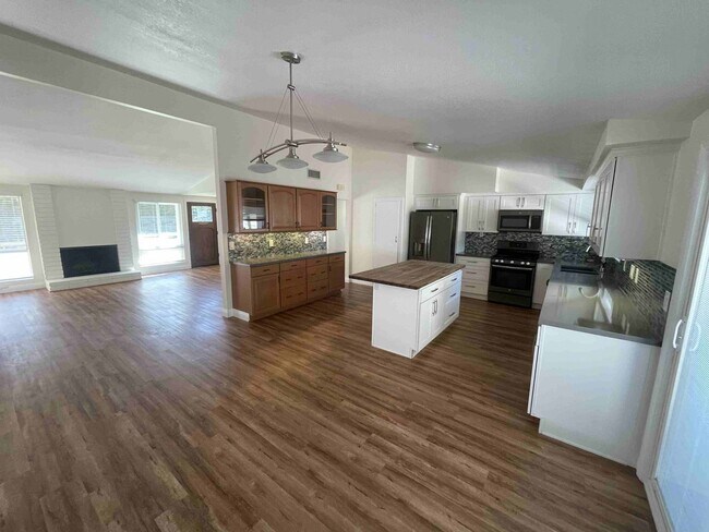 Foto del edificio - BEAUTIFULLY REMODELED GRANADA HILLS HOME!