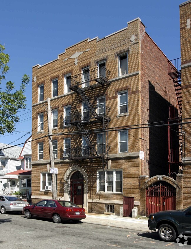 Foto principal - 91-17 172nd St