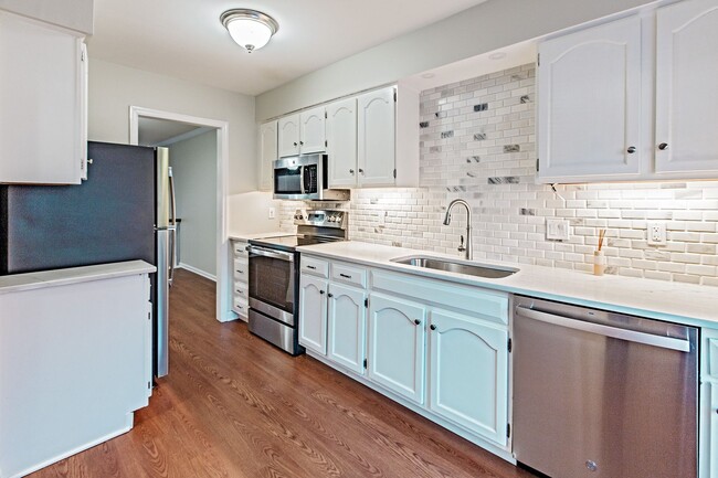 Building Photo - 3 bedroom, 2.5 bath in Mendenhall Village